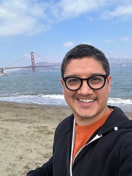 Krist Meija selfie in front of the golden gate bridge