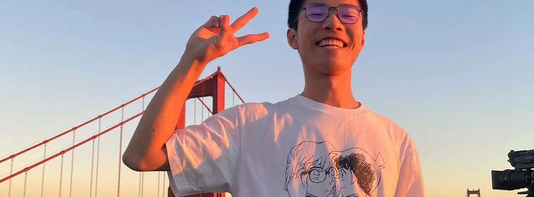 Xiangjian Zhang taking a selfie in front of the Golden Gate Bridge