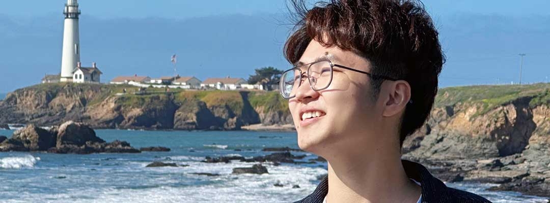 Photo of Chuang Lyu staring into the distance at the California coast