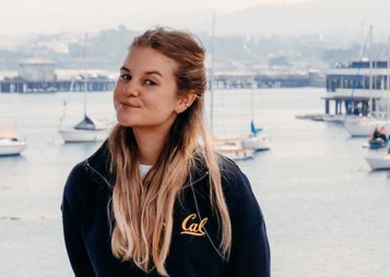 Darlien Schürmann posing in front of Berkeley marina