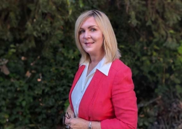 Photo of Elise Faur in front of a group of trees