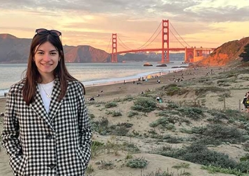 Photo of Lea Muller on a beach with Golden Gate Bridge in the background