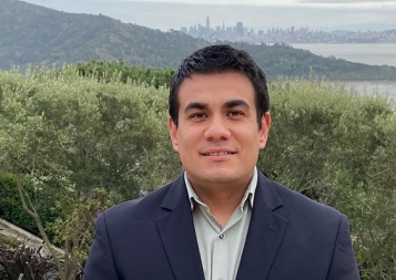 Personal Financial Planning certificate graduate Sergio Campos with San Francisco skyline in background